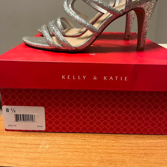 Kelly & Katie Jazlyn Sandal - Picture 5 of 5